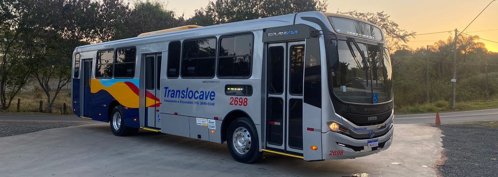 ônibus da Translocave na estrada
